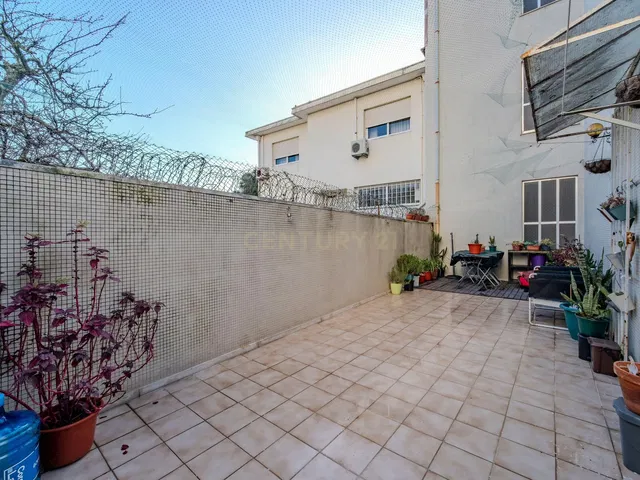 Terraza; suelo de baldosas, luz natural