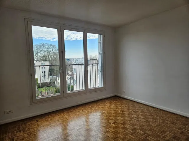 Salon; vue, parquet, lumière naturelle