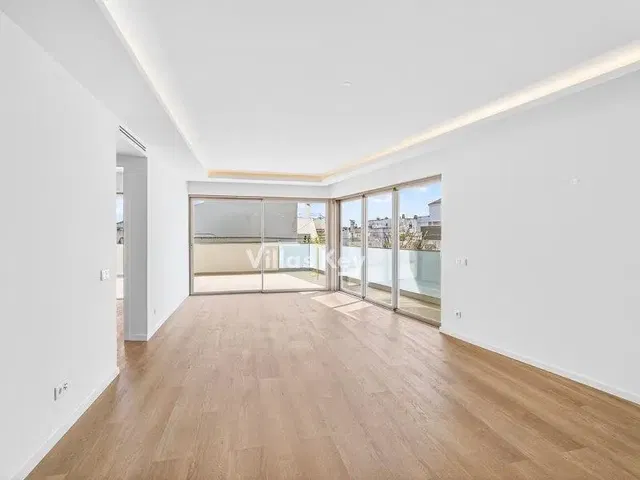 Salón; luz natural, suelo de madera