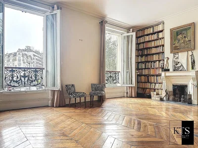 Dnevna soba; pogled, drveni pod, kamin, rustikalni stil