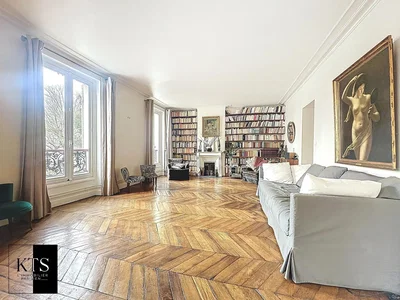 Dnevna soba; drveni pod, prirodno svjetlo, rustikalni stil