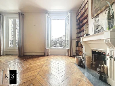 Dnevni boravak; pogled, drveni pod, kamin, prirodna svjetlost