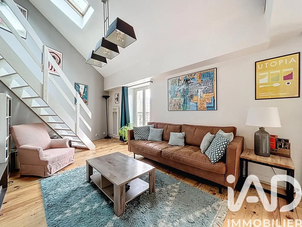 Oturma odası; ahşap zemin, doğal ışık, modern stil