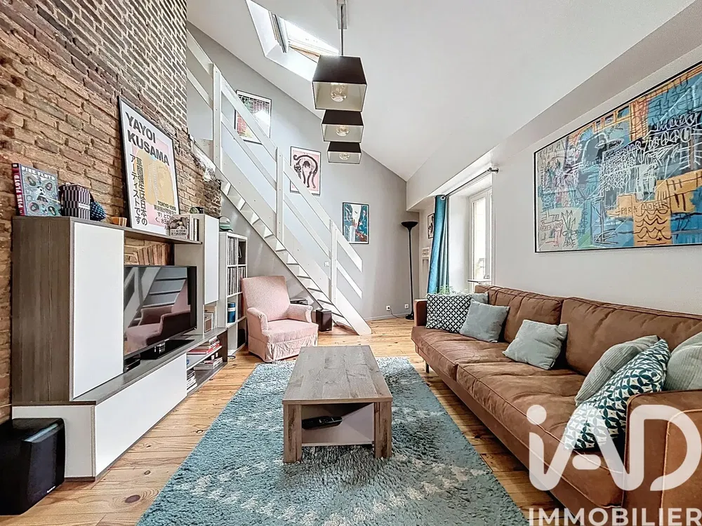 Oturma odası; ahşap zemin, doğal ışık, modern stil