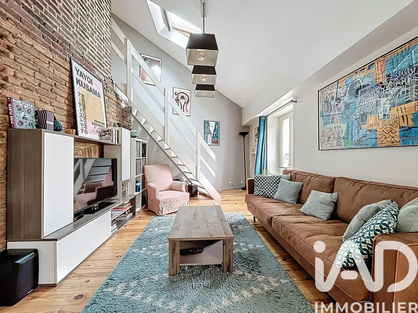 Oturma odası; ahşap zemin, doğal ışık, modern stil