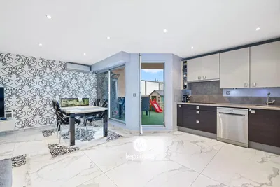 Mutfak; fayans zemin, manzara, doğal ışık