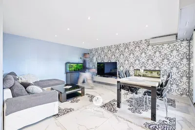 Oturma odası; fayans zemin, doğal ışık, modern stil