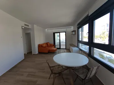 Oturma odası; doğal ışık, ahşap zemin, modern stil