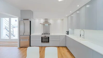 Mutfak; mutfak aletleri, ahşap zemin, doğal ışık, modern stil, tadilatlı