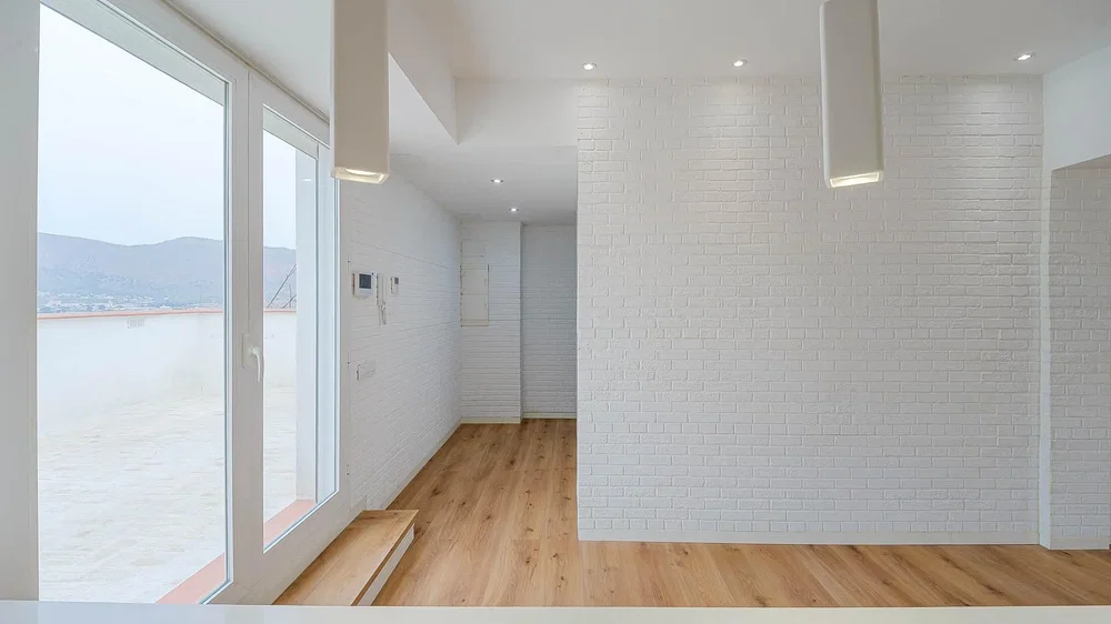 Oturma odası; manzara, ahşap zemin, doğal ışık