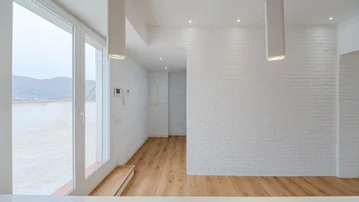 Oturma odası; manzara, ahşap zemin, doğal ışık