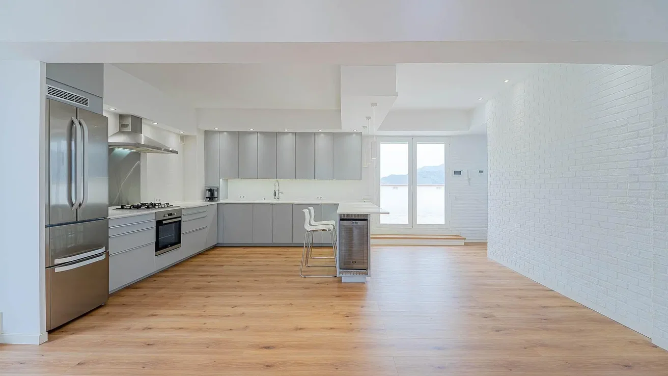 Mutfak; mutfak aletleri, manzara, ahşap zemin, doğal ışık, modern stil