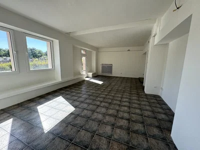 Sala de estar; chão de azulejo, vista, luz natural