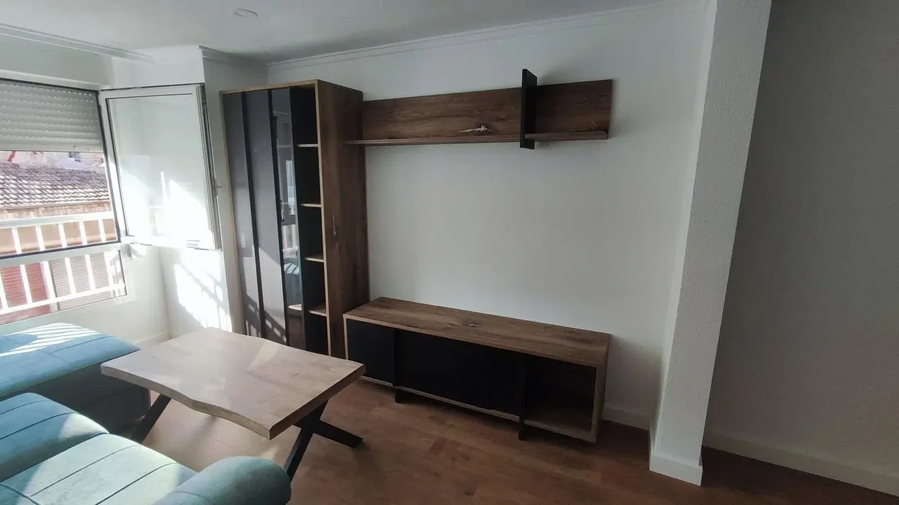 Oturma odası; doğal ışık, ahşap zemin, modern stil