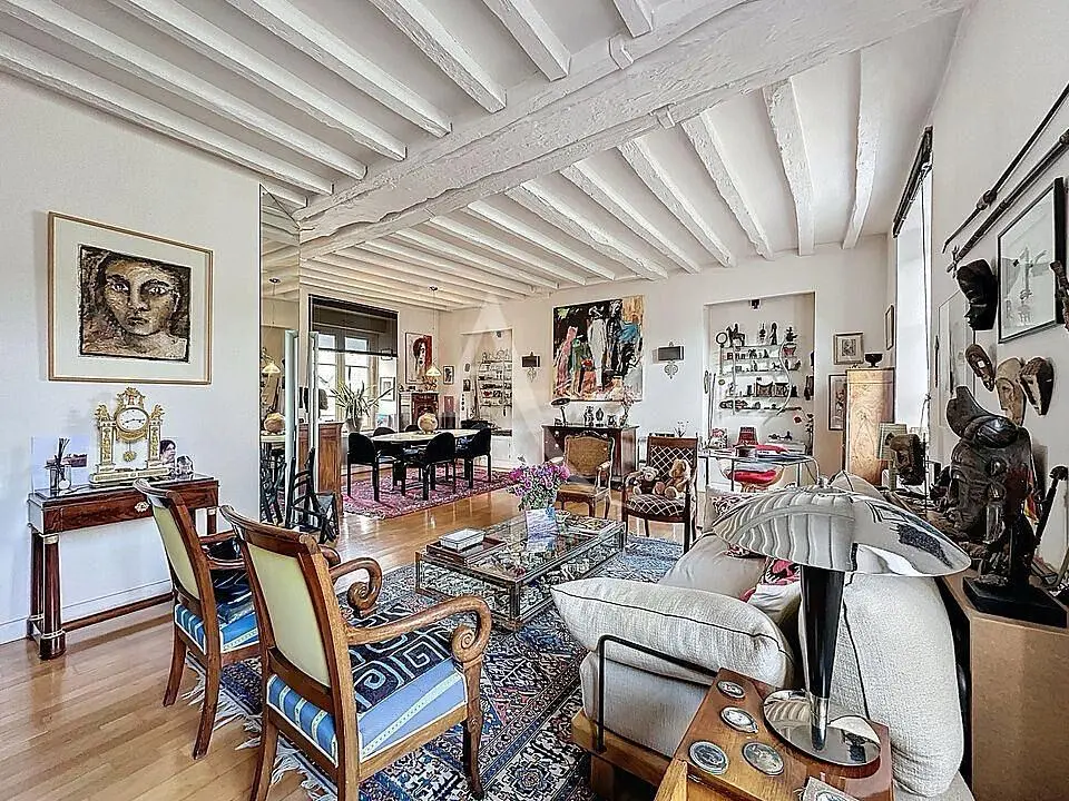 Dnevni boravak; rustikalni stil, drvene grede, visoki stropovi, prirodna svjetlost