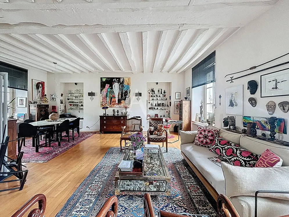 Dnevni boravak; drveni pod, prirodna svjetlost, moderan stil