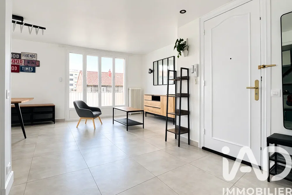 Obývací pokoj; dlažba, přirozené světlo, moderní styl