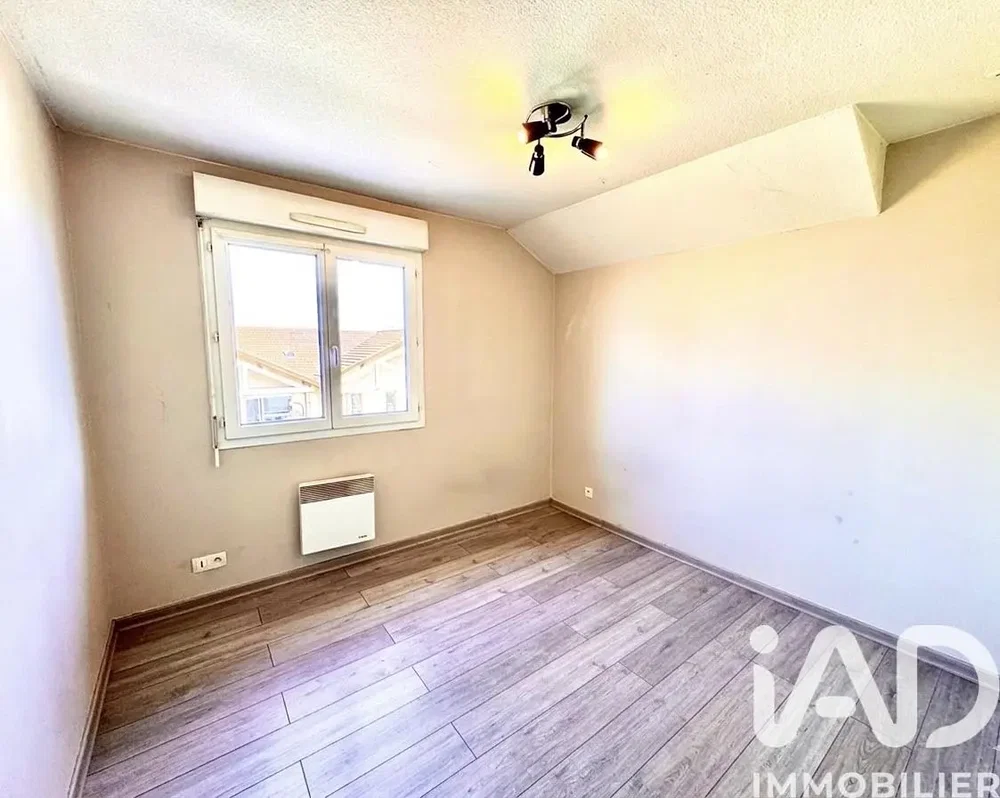Dormitorio; luz natural, suelo de madera