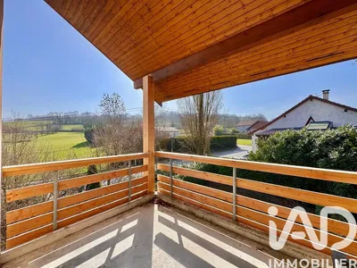 Teras; manzara, ahşap kirişler