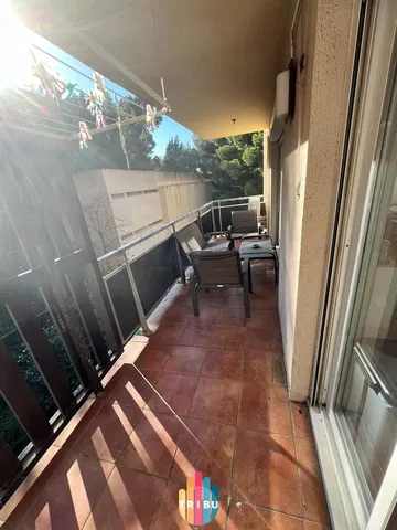 Balcone; pavimento in piastrelle