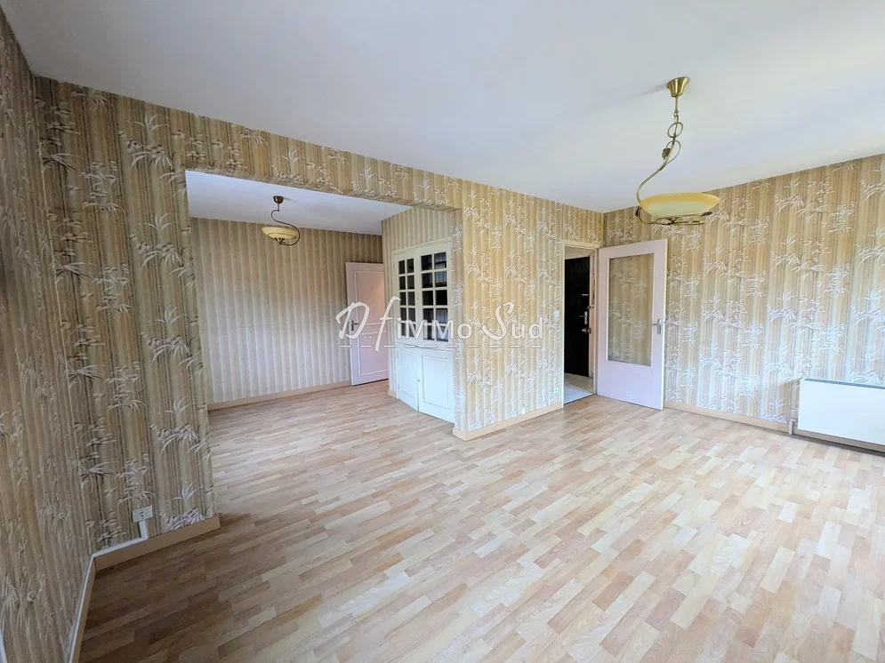 Obývací pokoj; dlažba, nutná rekonstrukce