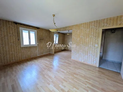 Obývací pokoj; dřevěná podlaha, přirozené světlo