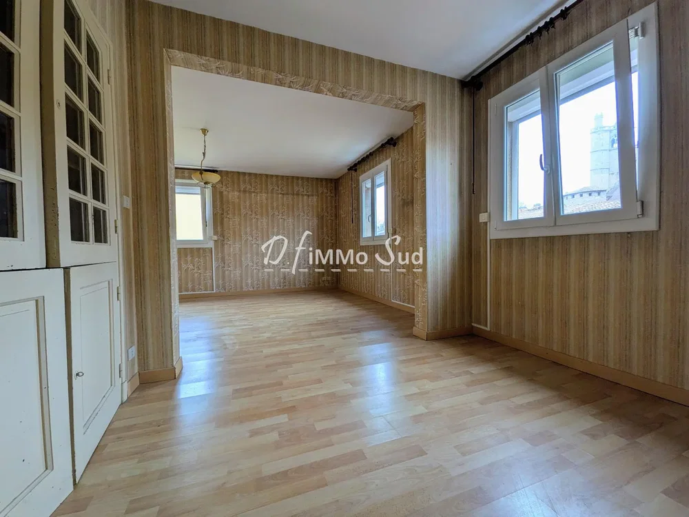 Obývací pokoj; dřevěná podlaha, přirozené světlo