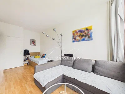 Дневна соба; дрвени под, природно светло, модерни стил