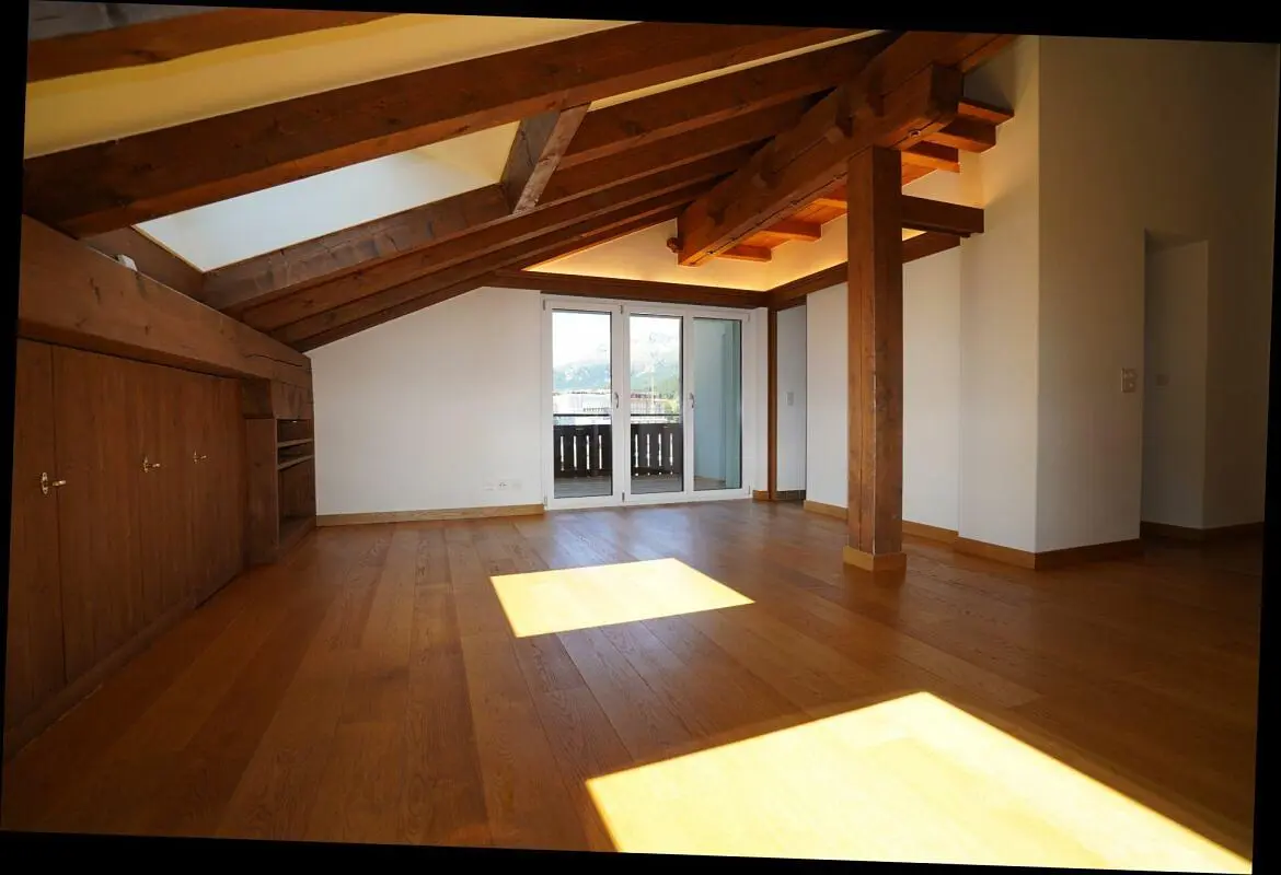 Wohnzimmer; holzboden, holzbalken, tageslicht