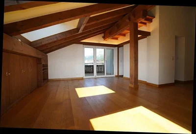 Wohnzimmer; holzboden, holzbalken, tageslicht