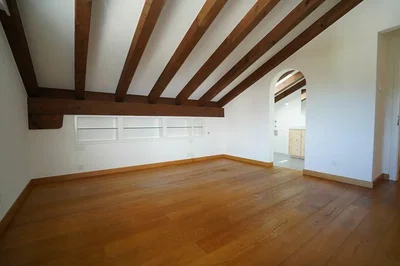 Schlafzimmer; holzboden, holzbalken, tageslicht