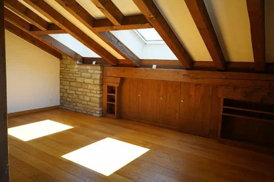 Schlafzimmer; holzbalken, holzboden, tageslicht