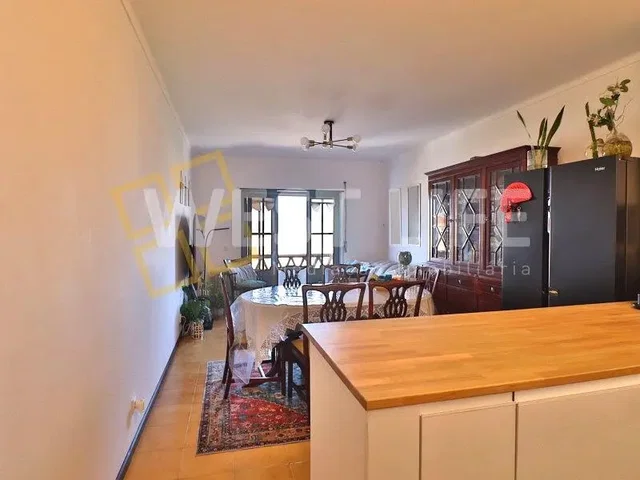 مطبخ; أرضية من البلاط, ضوء طبيعي