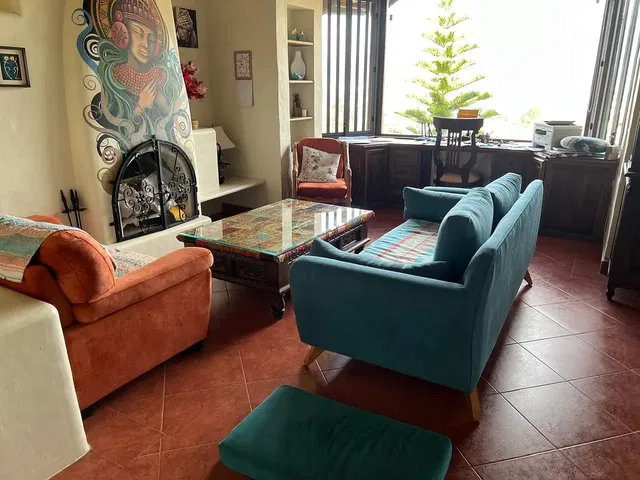 Wohnzimmer; fliesenboden, tageslicht, rustikaler stil, kamin