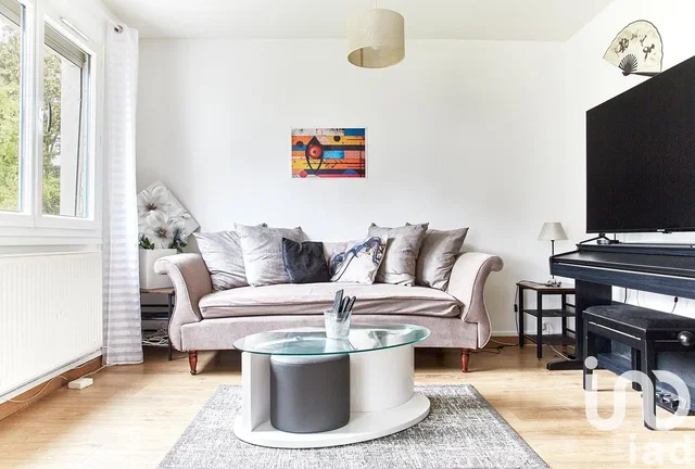 Oturma odası; manzara, doğal ışık, modern stil, ahşap zemin