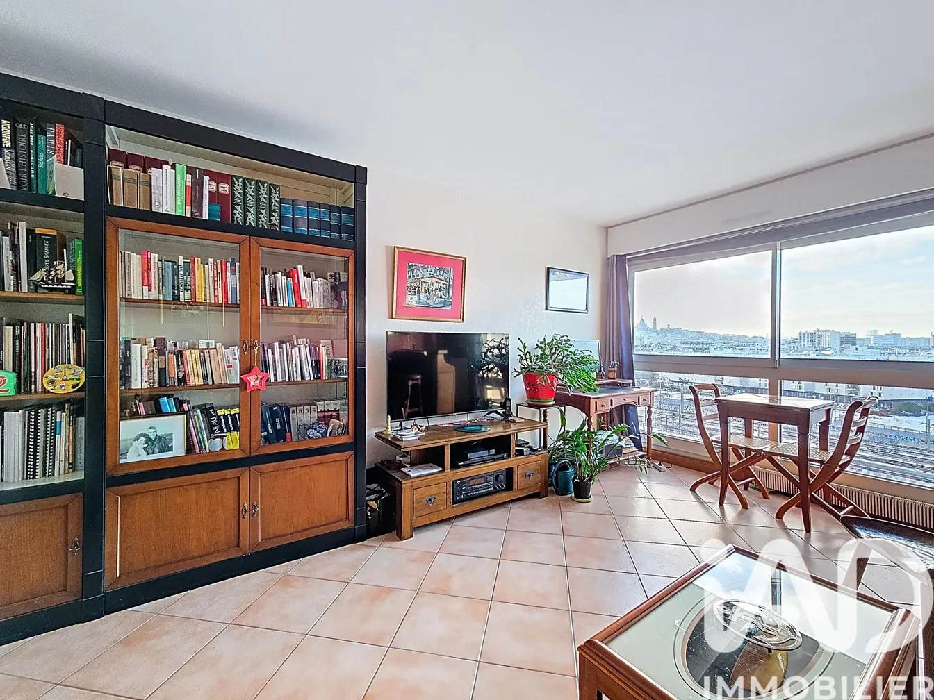 Oturma odası; fayans zemin, manzara, doğal ışık