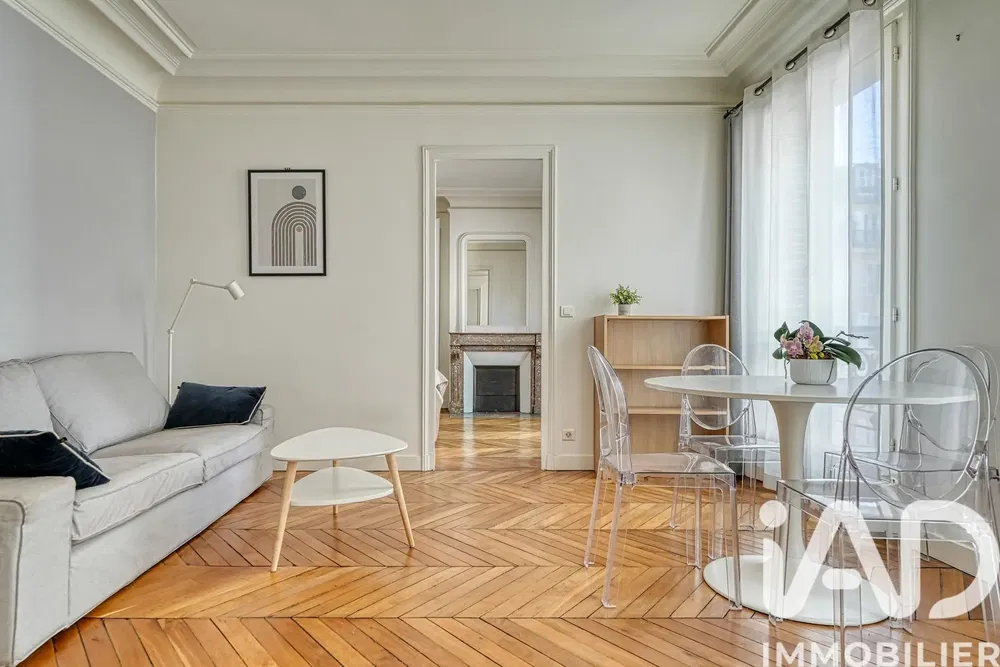 Salon; parquet, lumière naturelle, style moderne