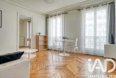 Salon; parquet, lumière naturelle, style moderne