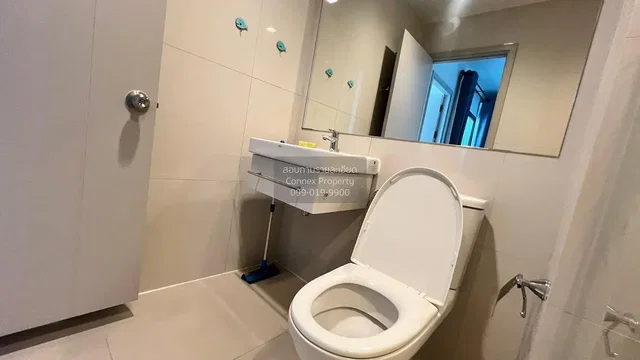 مرحاض; أرضية من البلاط, يحتاج إلى تجديد