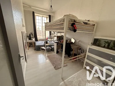 Çocuk odası; doğal ışık, ahşap zemin