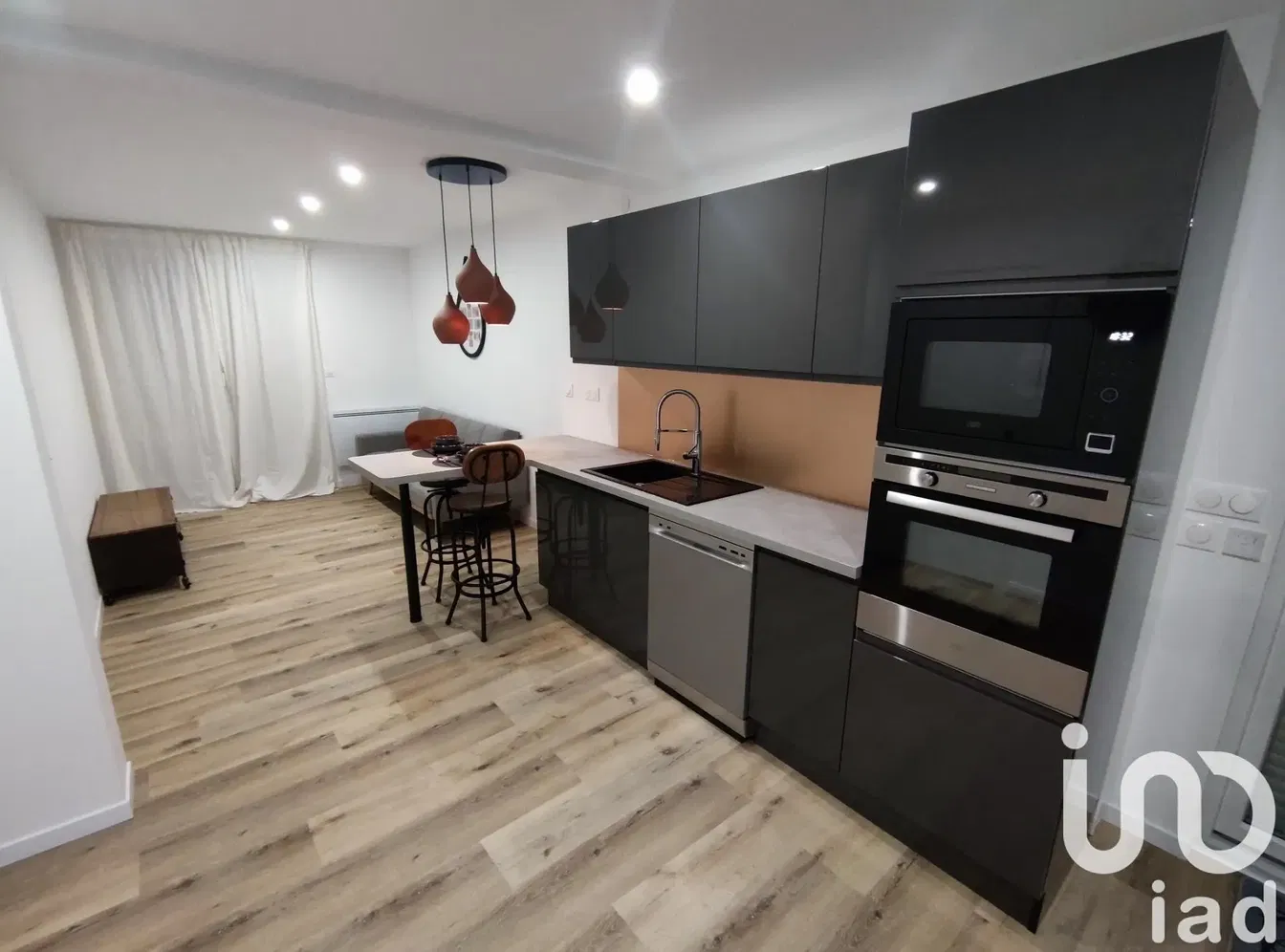 Cuisine; électroménager, rénové, parquet, lumière naturelle