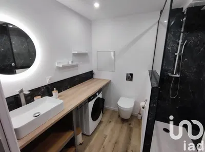Toilettes; carrelage, rénové, lumière naturelle, style moderne