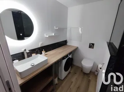 Toilettes; carrelage, rénové, lumière naturelle, style moderne