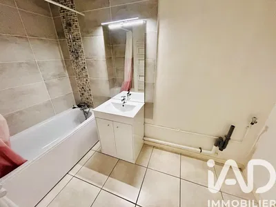 Salle de bain; carrelage, rénové, lumière naturelle, style moderne