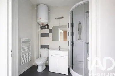 Salle de bain; chauffe-eau, carrelage, rénové, lumière naturelle, style moderne