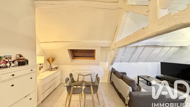 Salon; poutres en bois, style moderne, lumière naturelle