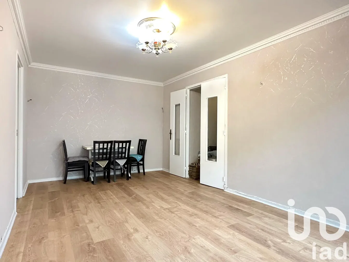 Oturma odası; ahşap zemin, doğal ışık