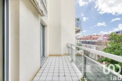 Balcone; vista, pavimento in piastrelle