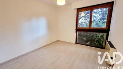 Chambre; vue, parquet, lumière naturelle