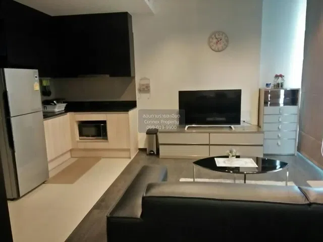 Dnevni boravak; kućanski aparati, prirodna svjetlost, moderan stil